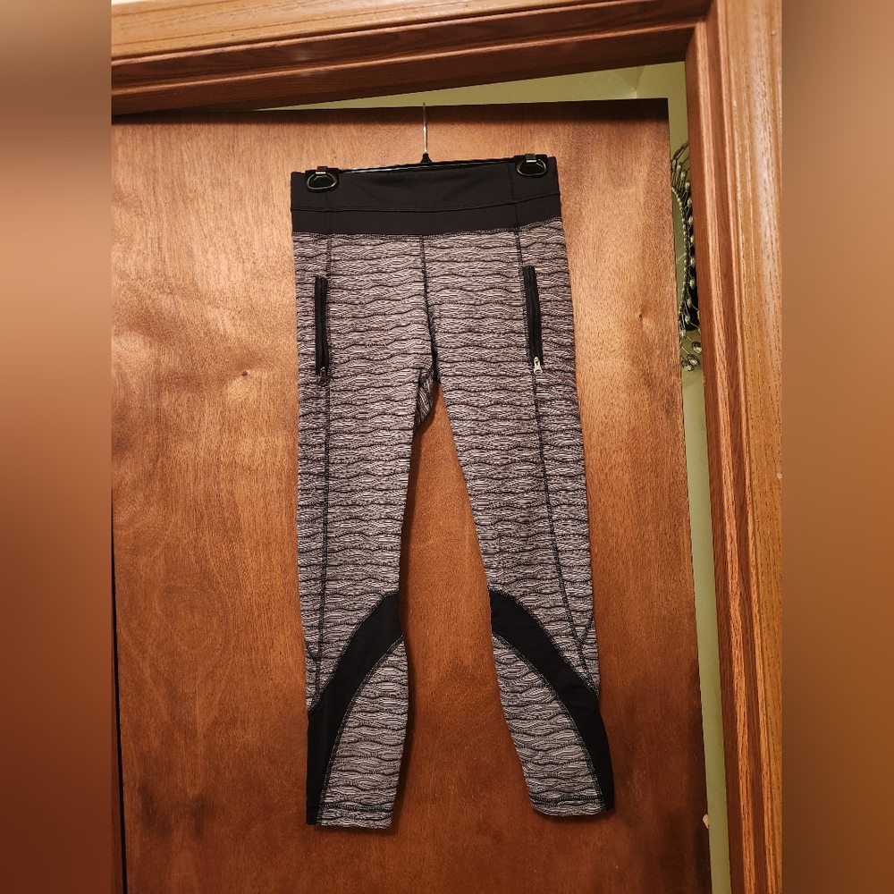 LULULEMON Size 6 Gray and Black Leggings